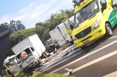 Acidente na BR 277 em Nova Laranjeiras com vÃ­tima fatal. Carga foi saqueada logo apÃ³s o acidente